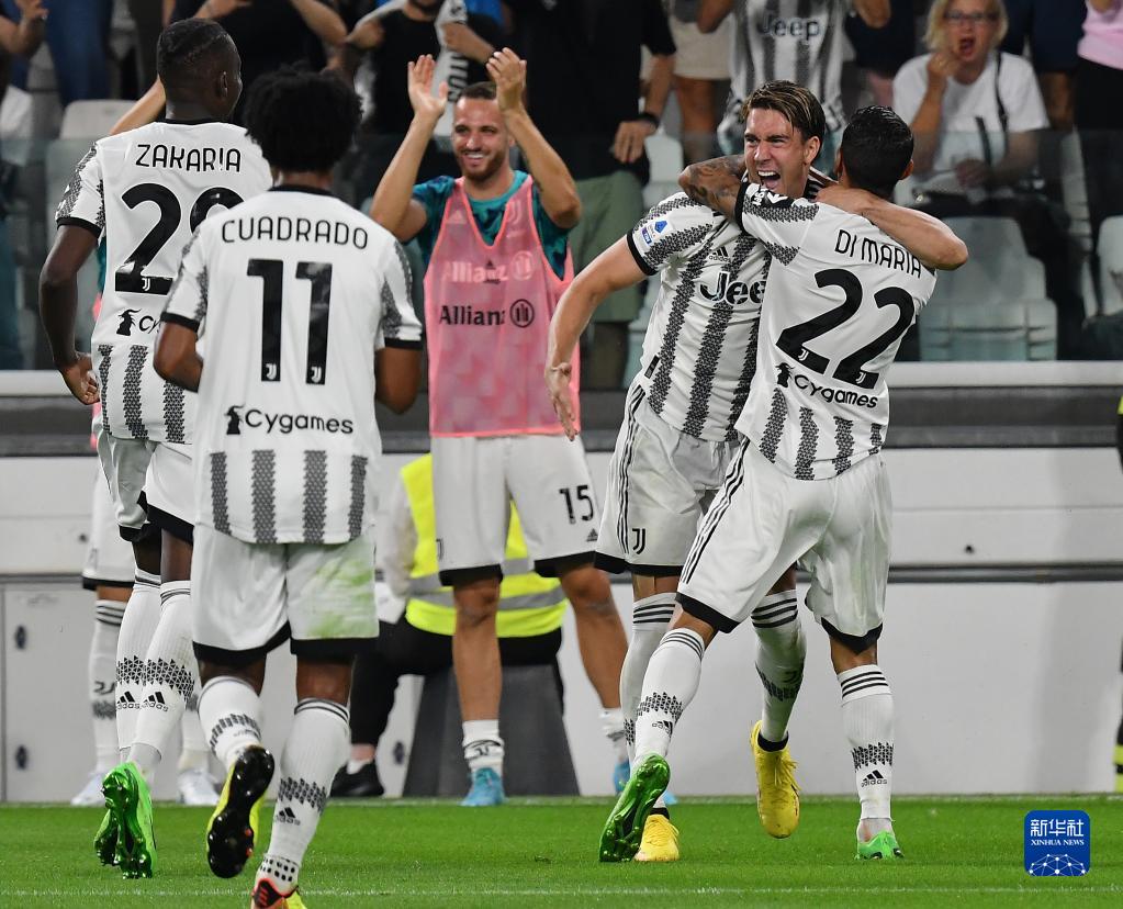 林诗栋2比1胜张本智和，国乒混团世界杯三连冠