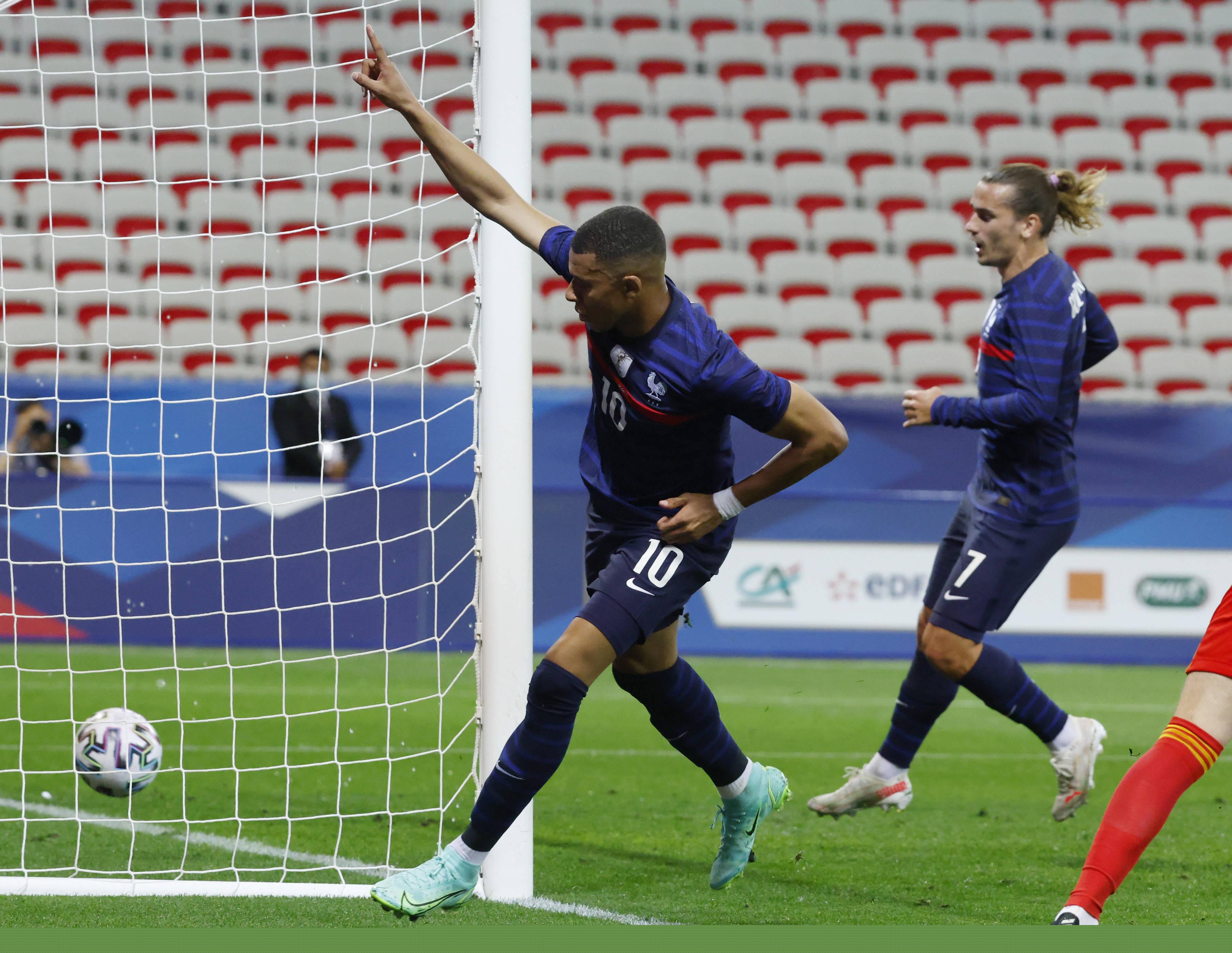 中超：山东泰山主场2-0完胜青岛队