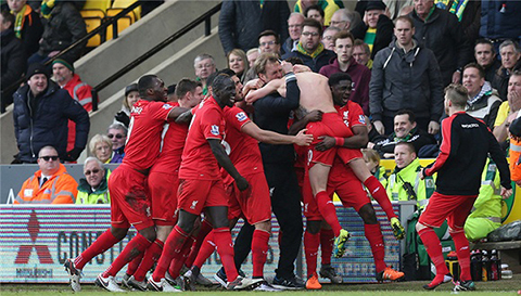 伊涅斯塔造访巴萨基地，与佩德里、费尔明、亚马尔合影