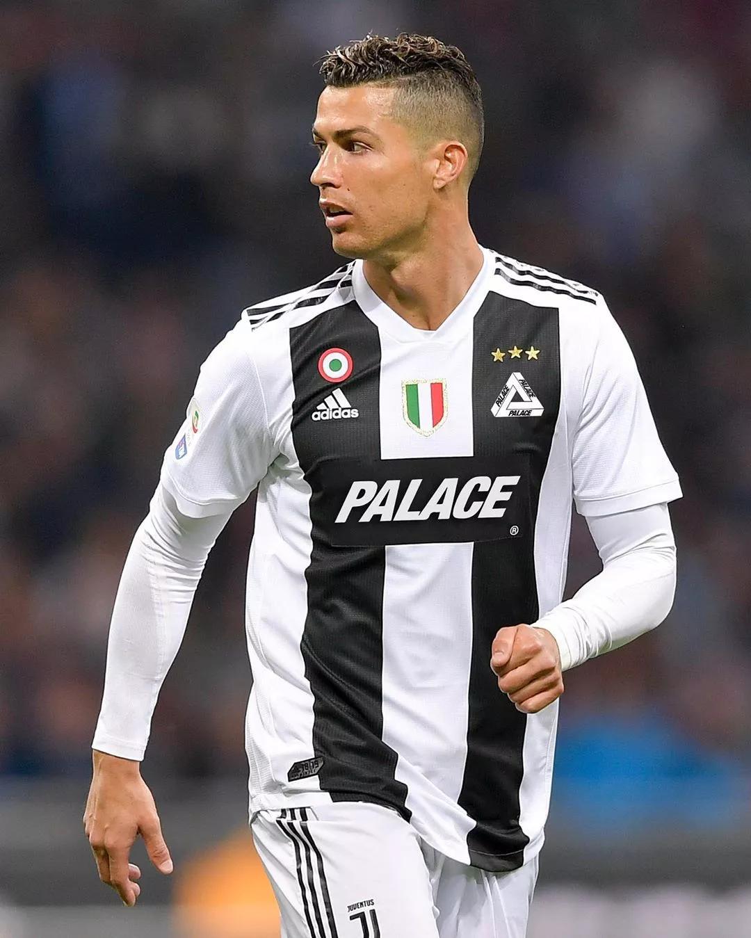 梅西捧起美职联冠军奖杯时，站在一旁的穆勒露出了最真挚的笑容