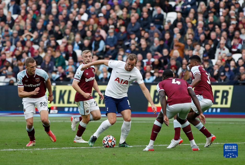 马卡：因负面争议，博阿滕在巴萨进行教练课程时遭球迷批评