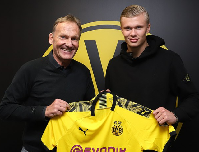 海港举办赛季总结会，王燊超乘直升机带冠军奖杯入场